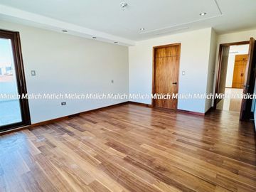 Residencia en Venta con Recamara en Planta Baja y Alberca Canteras $19,200,000