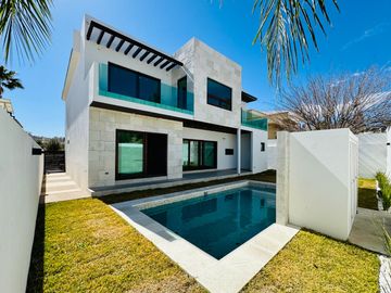 Residencia en Venta con Recamara en Planta Baja y Alberca Canteras $19,200,000