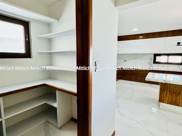 Residencia en Venta con Recamara en Planta Baja y Alberca Canteras $19,200,000