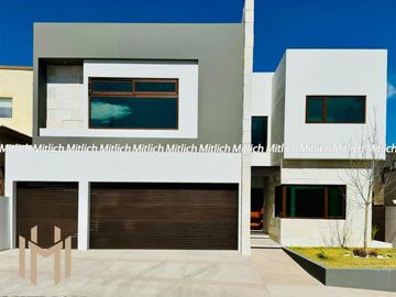 Residencia en Venta con Recamara en Planta Baja y Alberca Canteras $19,200,000