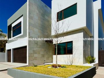 Residencia en Venta con Recamara en Planta Baja y Alberca Canteras $19,200,000