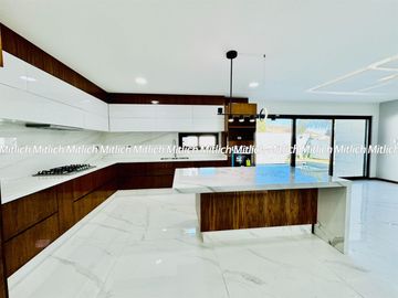 Residencia en Venta con Recamara en Planta Baja y Alberca Canteras $19,200,000