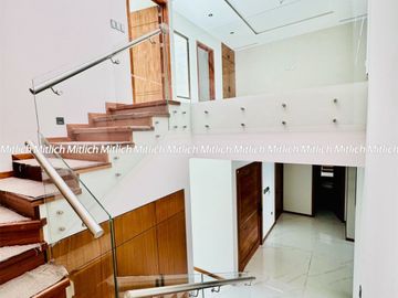 Residencia en Venta con Recamara en Planta Baja y Alberca Canteras $19,200,000
