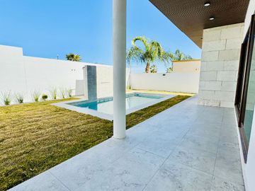 Residencia en Venta con Recamara en Planta Baja y Alberca Canteras $19,200,000