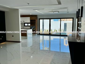 Residencia en Venta con Recamara en Planta Baja y Alberca Canteras $19,200,000