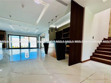 Residencia en Venta con Recamara en Planta Baja y Alberca Canteras $19,200,000