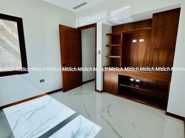 Residencia en Venta con Recamara en Planta Baja y Alberca Canteras $19,200,000