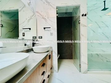 Residencia en Venta con Recamara en Planta Baja y Alberca Canteras $19,200,000