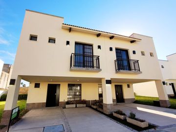 Casas en venta en Aguascalientes al Sur sobre Av. Lucerna