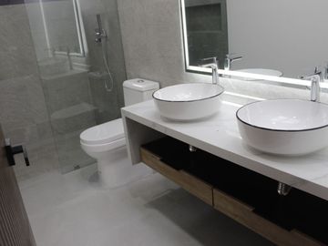 Casa en Venta en BOSQUES DEL REFUGIO,  Cada recamara con baño