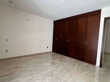 Casa en Preventa en Lomas de Chapultepec con amplio jardín.
