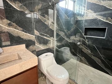 Casa en Preventa en Lomas de Chapultepec con amplio jardín.