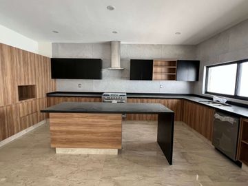 Casa en Preventa en Lomas de Chapultepec con amplio jardín.