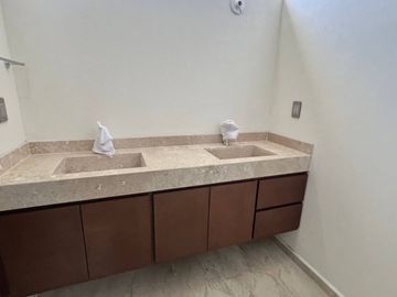 Casa en Preventa en Lomas de Chapultepec con amplio jardín.