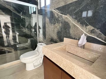 Casa en Preventa en Lomas de Chapultepec con amplio jardín.