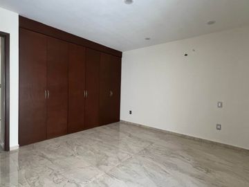 Casa en Preventa en Lomas de Chapultepec con amplio jardín.