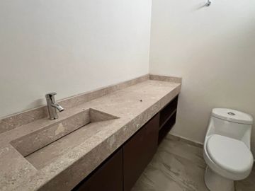 Casa en Preventa en Lomas de Chapultepec con amplio jardín.