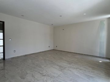 Casa en Preventa en Lomas de Chapultepec con amplio jardín.