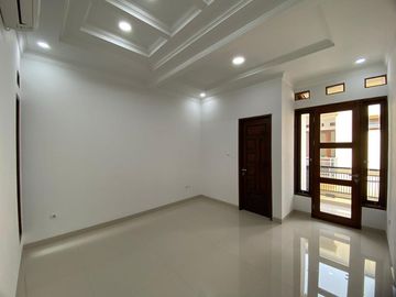 Rumah Dalam Komplek Diperbatasan Deplu, Larangan Siap Huni 2,95 M