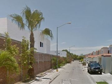 Hermosa y amplia casa de remate bancario en Palmas del Sol, Mazatlán, Sinaloa!