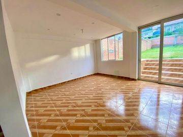 VENTA DE CASA DE ESTRENO, LA ESPERANZA HUANUCO