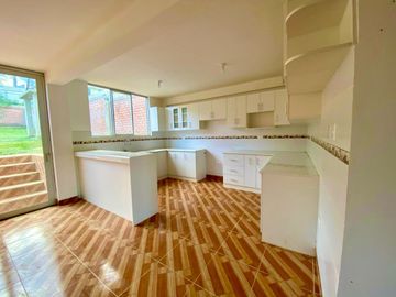 VENTA DE CASA DE ESTRENO, LA ESPERANZA HUANUCO