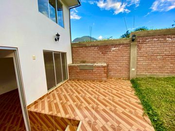 VENTA DE CASA DE ESTRENO, LA ESPERANZA HUANUCO