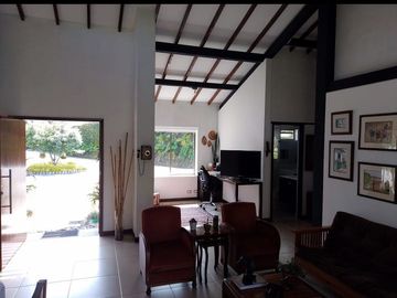 HERMOSA CASA CAMPETRE CON LOTE EN UNIDAD CERRADA