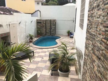 Venta de Casa con Piscina CEIBOS NORTE , Vía a la Costa, Guayaquil