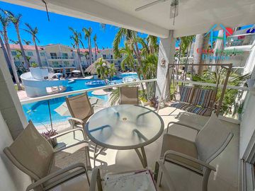 Terraza con vista a las albercas y áreas comunes