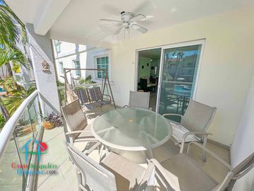 Terraza con vista a las albercas y áreas comunes
