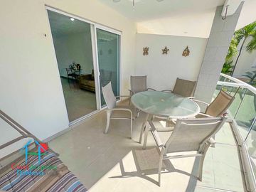 Terraza con vista a las albercas y áreas comunes