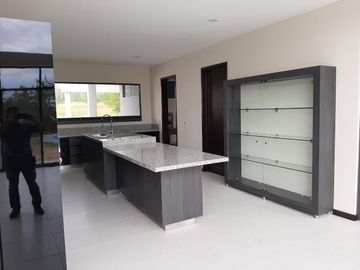 VENDO O RENTO CASA CON COLINDANCIA A CAMPO DE GOLF EN EL BOSQUE COUNTRY CLUB