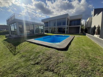 VENDO O RENTO CASA CON COLINDANCIA A CAMPO DE GOLF EN EL BOSQUE COUNTRY CLUB