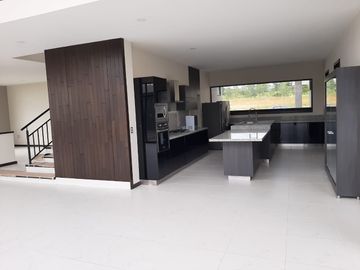 VENDO O RENTO CASA CON COLINDANCIA A CAMPO DE GOLF EN EL BOSQUE COUNTRY CLUB