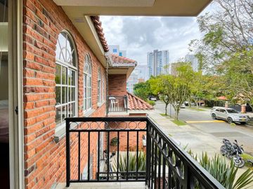 Excepcional casa esquinera en conjunto residencial con 230 m2. Pinares. Pereira - Colombia.