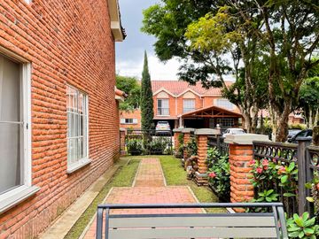 Excepcional casa esquinera en conjunto residencial con 230 m2. Pinares. Pereira - Colombia.