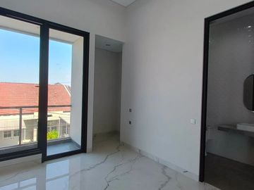 Dijual Rumah Manyar Jaya Mewah New 2 Lantai Dekat Nginden Klampis SHM