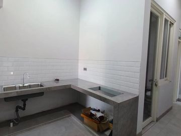 Dijual Rumah Manyar Jaya Mewah New 2 Lantai Dekat Nginden Klampis SHM