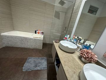 Apartamento de 3 habitaciónes con baño! Sector residencial Alto Prado!