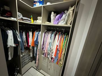 Apartamento de 3 habitaciónes con baño! Sector residencial Alto Prado!