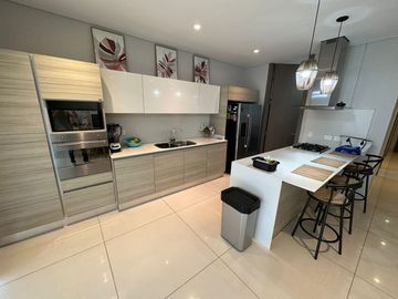 Apartamento de 3 habitaciónes con baño! Sector residencial Alto Prado!