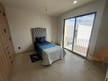 VALLE DE JURIQUILLA CASA DE LUJO NUEVA AMPLIA 4 RECAMARAS 1 EN PB JARDIN PANELES SOLARES