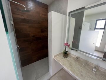 VALLE DE JURIQUILLA CASA DE LUJO NUEVA AMPLIA 4 RECAMARAS 1 EN PB JARDIN PANELES SOLARES