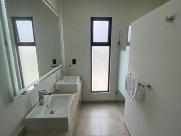 VALLE DE JURIQUILLA CASA DE LUJO NUEVA AMPLIA 4 RECAMARAS 1 EN PB JARDIN PANELES SOLARES