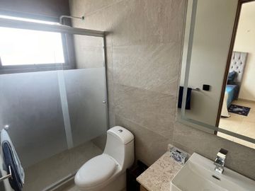 VALLE DE JURIQUILLA CASA DE LUJO NUEVA AMPLIA 4 RECAMARAS 1 EN PB JARDIN PANELES SOLARES