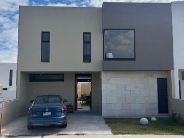 VALLE DE JURIQUILLA CASA DE LUJO NUEVA AMPLIA 4 RECAMARAS 1 EN PB JARDIN PANELES SOLARES