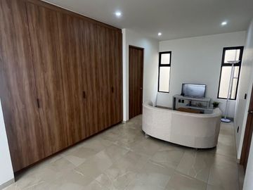 VALLE DE JURIQUILLA CASA DE LUJO NUEVA AMPLIA 4 RECAMARAS 1 EN PB JARDIN PANELES SOLARES