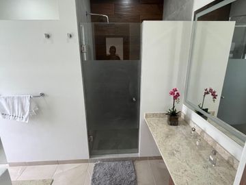 VALLE DE JURIQUILLA CASA DE LUJO NUEVA AMPLIA 4 RECAMARAS 1 EN PB JARDIN PANELES SOLARES