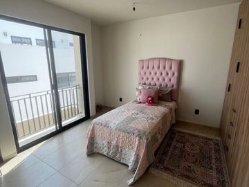 VALLE DE JURIQUILLA CASA DE LUJO NUEVA AMPLIA 4 RECAMARAS 1 EN PB JARDIN PANELES SOLARES